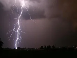 الطقس ماطر